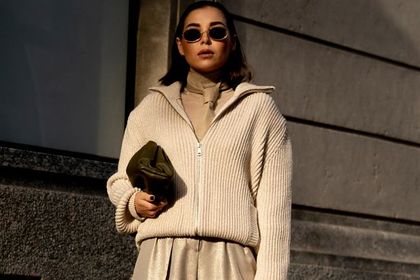 Ten model swetra optycznie wyszczupla sylwetkę i eksponuje dekolt. Zobacz propozycje z polskiej sieciówki