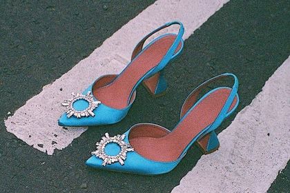 Baleriny z tym detalem to gorący trend na wiosnę 2021 roku! Pojawiły się w kolekcjach Manolo Blahnik, Prada i Valentino