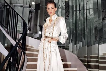 Bluzki z tego materiału lśnią jak perły! Nic dziwnego, że ikony mody je uwielbiają. Zobacz piękne modele w stylu Chanel