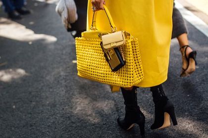 Modne dodatki 2021: żółte torebki i buty. Illuminating Yellow i nie tylko. Znajdź swój odcień!
