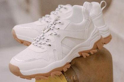 Modne buty sportowe na wiosnę. Modele znanych marek przecenione nawet o połowę. Niektóre kupisz za mniej niż 100 zł!