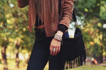Top 3 modele zamszowych torebek, idealnych na co dzień. Ta z frędzlami w stylu boho to hit!