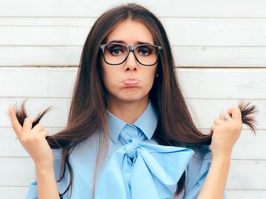 Rozdwojone końcówki spędzają ci sen z powiek? Te sposoby sprawią, że zapomnisz o problemie. Są niezawodne!
