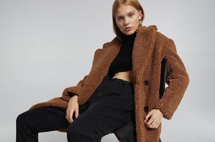 Wielka wyprzedaż Bershka -40%! Nas zachwyciły pluszowe płaszcze oraz ciepłe swetry oversize