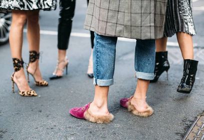 Te jeansy pieknie podkreślają talię i optycznie wydłużają sylwetkę. Top 12 modeli, które kupisz w polskiej sieciówce