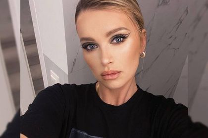Maffashion zachwyca sylwetką w spodniach marki Stradivarius. Uwagę zwraca też jej bluzka z lumpeksu i buty Prada!