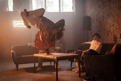 "Wkrótce znowu razem zatańczymy" - Levi's powraca z kultową kampanią. Jest w niej polski akcent!