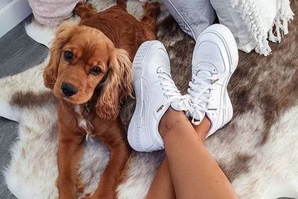Ta niemiecka marka obuwnicza ma na swoim koncie kolekcję z Alexandrem McQueenem i współpracę z Rihanną. Wybieramy sneakersy, które będziesz nosić przez cały rok!