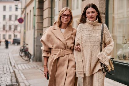 Te kaszmirowe swetry są ponadczasowe i uwielbiają je influencerki! Miękkie modele idealne na chłodne dni