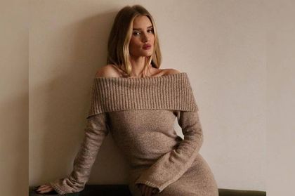 Rosie Huntington-Whiteley w dzianinowej sukience w sam raz na home office! Ten kolor podkreśla urodę blondynek!
