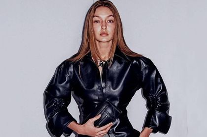 Gigi Hadid w koszuli z najmodniejszego materiału w tym sezonie! Podobne modele można znaleźć w znanych sieciówkach