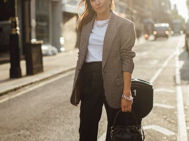 Te marynarki dla 50-tek są eleganckie i nowoczesne! Najmodniejsze modele na wiele lat