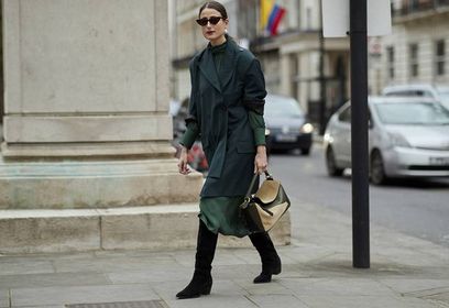 Te buty z wysoką cholewką stanowiły umundurowanie oficerów. Dzisiaj to jeden z najpopularniejszych modeli dla kobiet. Wybieramy top 12 modeli w dobrej cenie