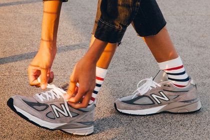 Te sneakersy królują w modzie ulicznej. TOP 7 marek, na które warto postawić w tym roku!