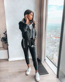 Dresy damskie Nike z rabatem do -40%, które są idealne na co dzień! Ten żakardowy z siateczką to hit!