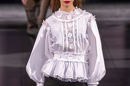 Co założyć na święta? Te eleganckie bluzki sprawdzą się na rodzinną uroczystość. Zobacz nasze TOP 18