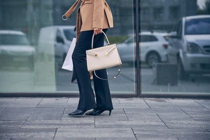 Materiałowe spodnie z wyprzedaży. Top 18 propozycji, które kupisz teraz za połowę ceny