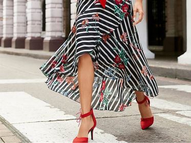 Spódnice z tego materiału są modne w każdym sezonie. Model w kwiaty z falbankami to perełka!