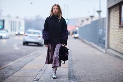 Te sukienki Bonprix są eleganckie i optycznie cię wyszczuplą. Kobiecy model z falbanką to hit!