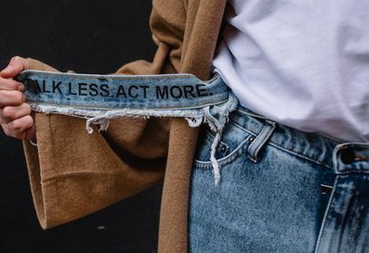 Trend na jeans powraca. Jak będziemy nosić denimowe stylizacje w tym sezonie?