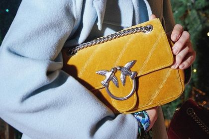 Modne dodatki 2021: żółte torebki i buty. Illuminating Yellow i nie tylko. Znajdź swój odcień!