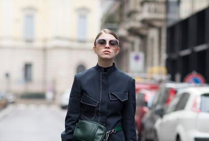 Te eleganckie czarne koszule podkreślą figurę! Model z dekoltem w serek subtelnie wyeksponuje szyję