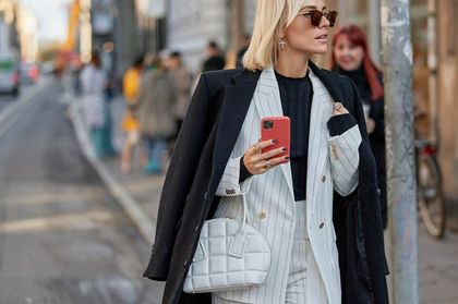 Damski garnitur to dobry wybór nie tylko na wesela! Zobacz jak noszą je na co dzień influencerki na Instagramie