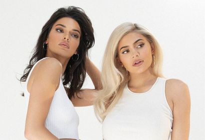 Produkty KENDALL+KYLIE na dniach w Biedronce! Co oferuje gorąca kolekcja sióstr Kardashianek i ile będzie kosztowała?