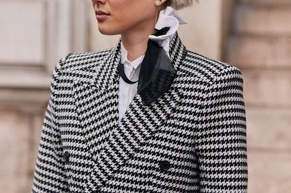 Płaszcze w ten wzór to kwintesencja elegancji z nutką retro. Wybrałyśmy modele idealne dla kobiet po 50-tce