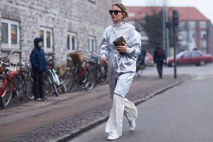 Te spodnie sprawdzą się do pracy zdalnej i na miasto. Wygodne modele z sieciówki, które podkreślą każdy look