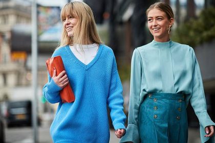 Ten sweter chcemy mieć! Luźny fason maskuje niedoskonałości i jest bardzo stylowy!