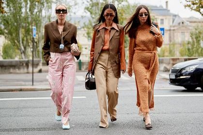 Modne skórzane buty na jesień 2020. Eleganckie półbuty ze wstążką są piękne i dostępne na wyprzedaży