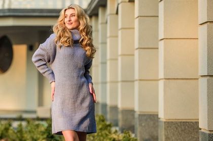 To najlepsze sukienki na jesień i zimę dla kobiet po 40-tce. Dzianinowe modele są ciepłe i niezwykle wygodne!