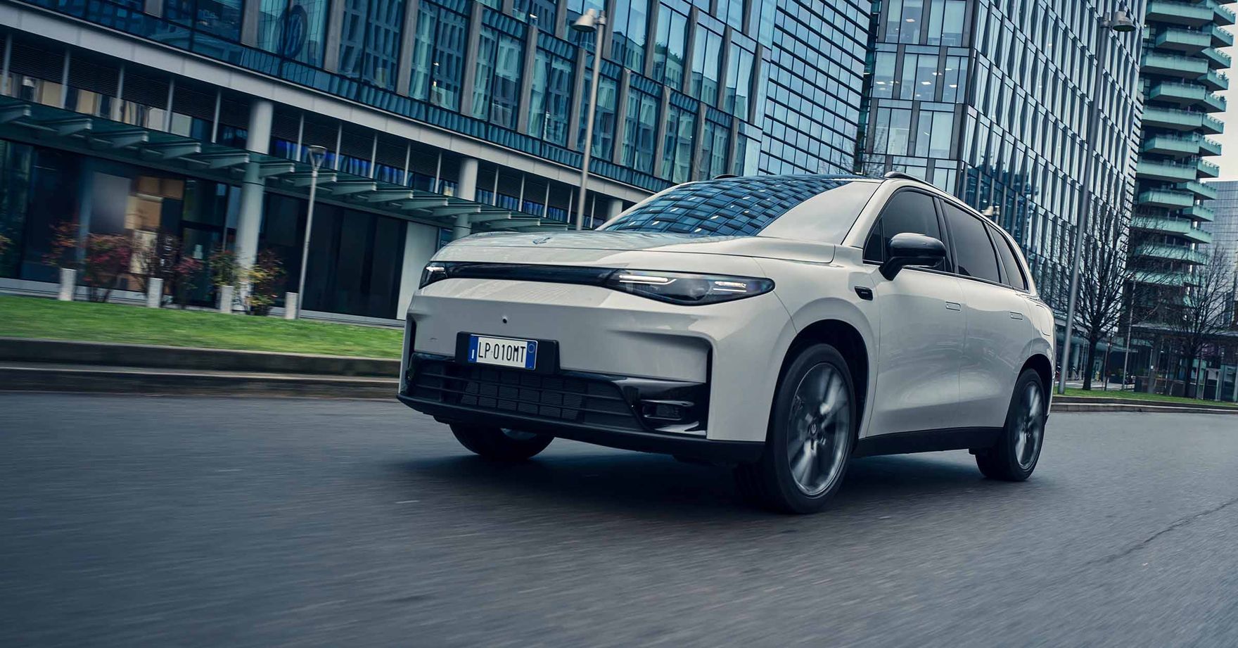 Ten rodzinny SUV ostro namiesza na rynku! Nic dziwnego, że konkurencja drży - jest luksusowo i oszczędnie