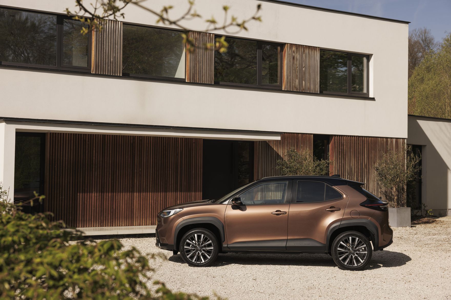 Toyota Yaris Cross Hybrid. Miejski SUV, który łączy oszczędną hybrydę z nowoczesnym stylem