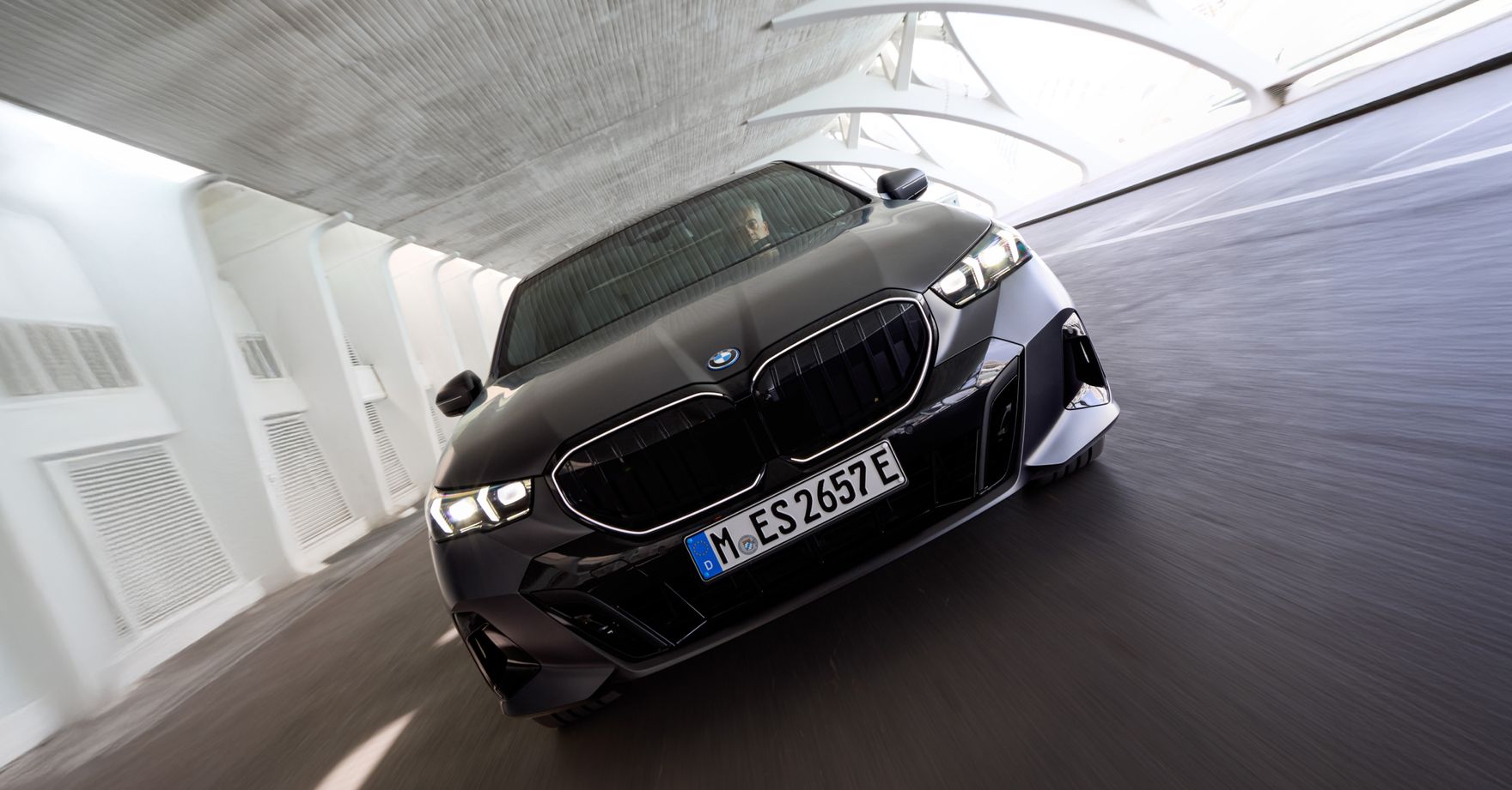 To BMW jest synonimem perfekcji. Wygląda jak marzenie, a jeździ jeszcze lepiej!