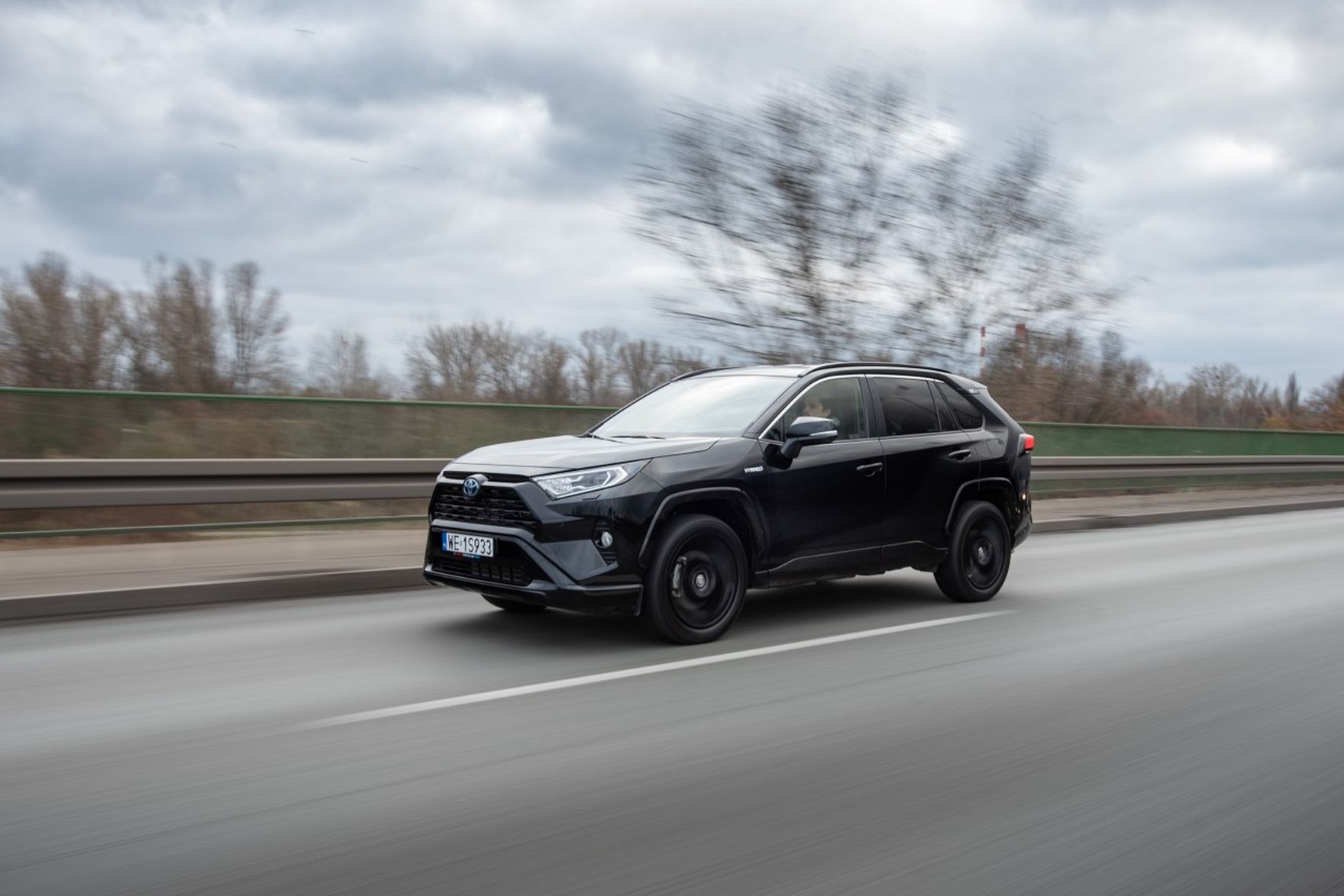 Toyota RAV4 to przebój wśród SUV-ów. Co tworzy sukces tego samochodu?