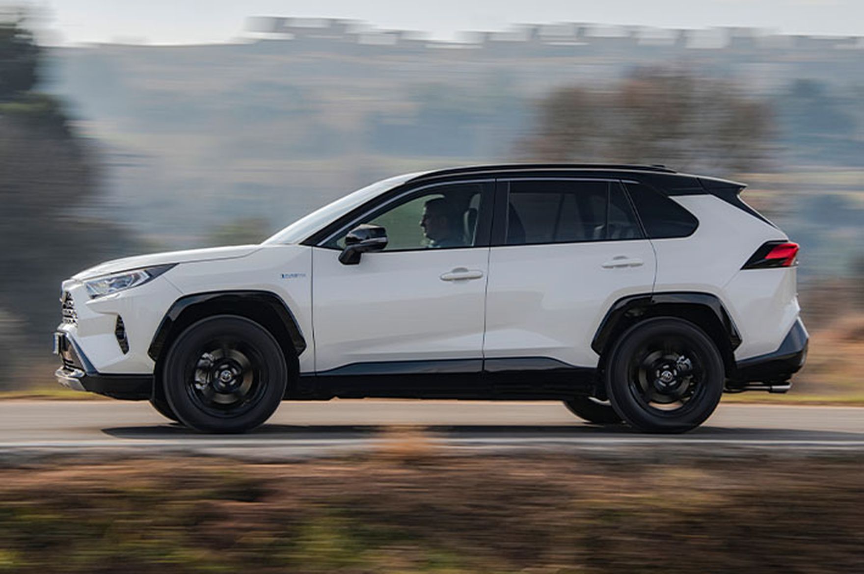 Toyota RAV4 - prześwietliliśmy hybrydowego bestsellera. Jaką wersje opłaca się wybrać?