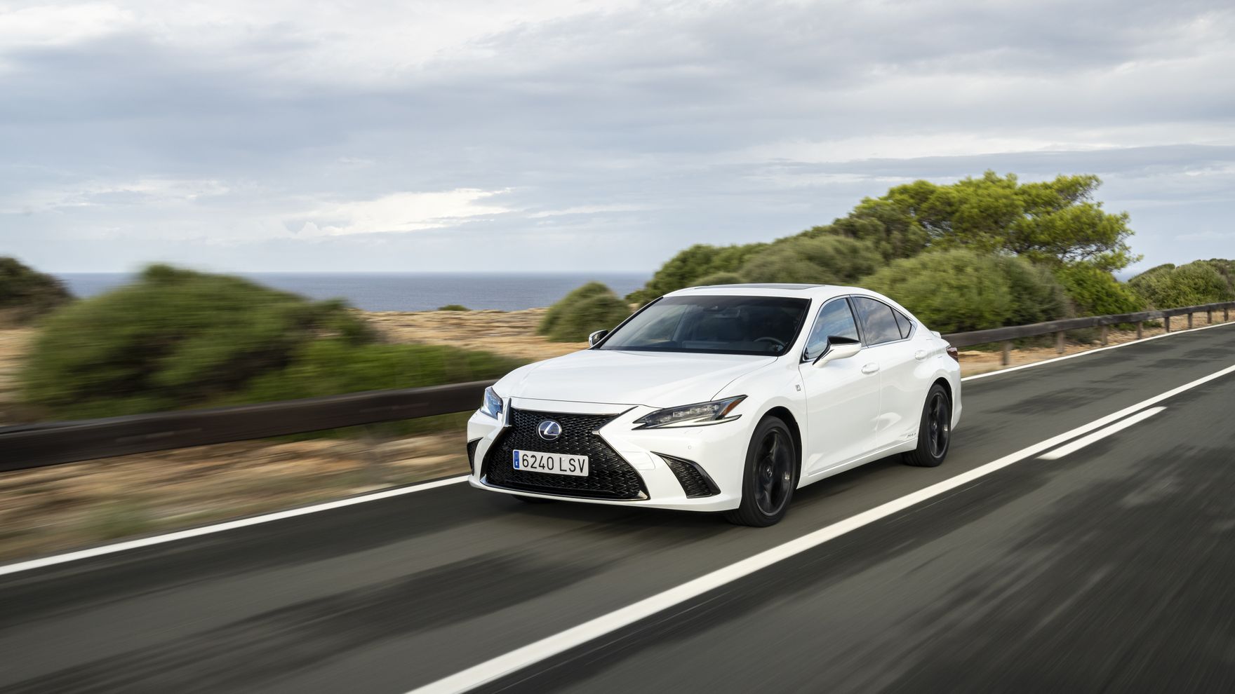Elegancka limuzyna ze znaczkiem premium. Lexus wyznacza kierunek konkurencji!
