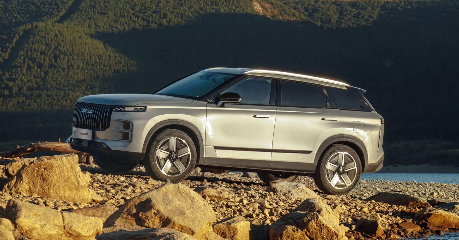 Ten SUV to spełnienie marzeń kierowców. Osiągi i luksusowe wnętrze imponują, ale to cena jest bezkonkurencyjna!