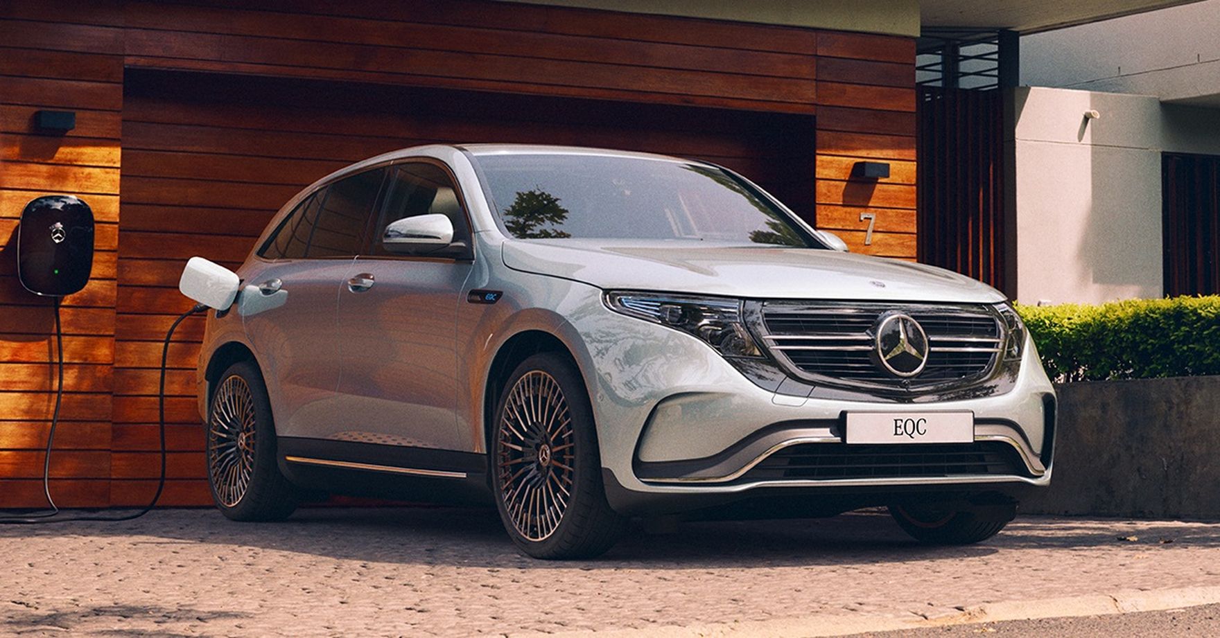 Potężny SUV przemieszczający się bezszelestnie. Przekonuje osiągami i luksusem