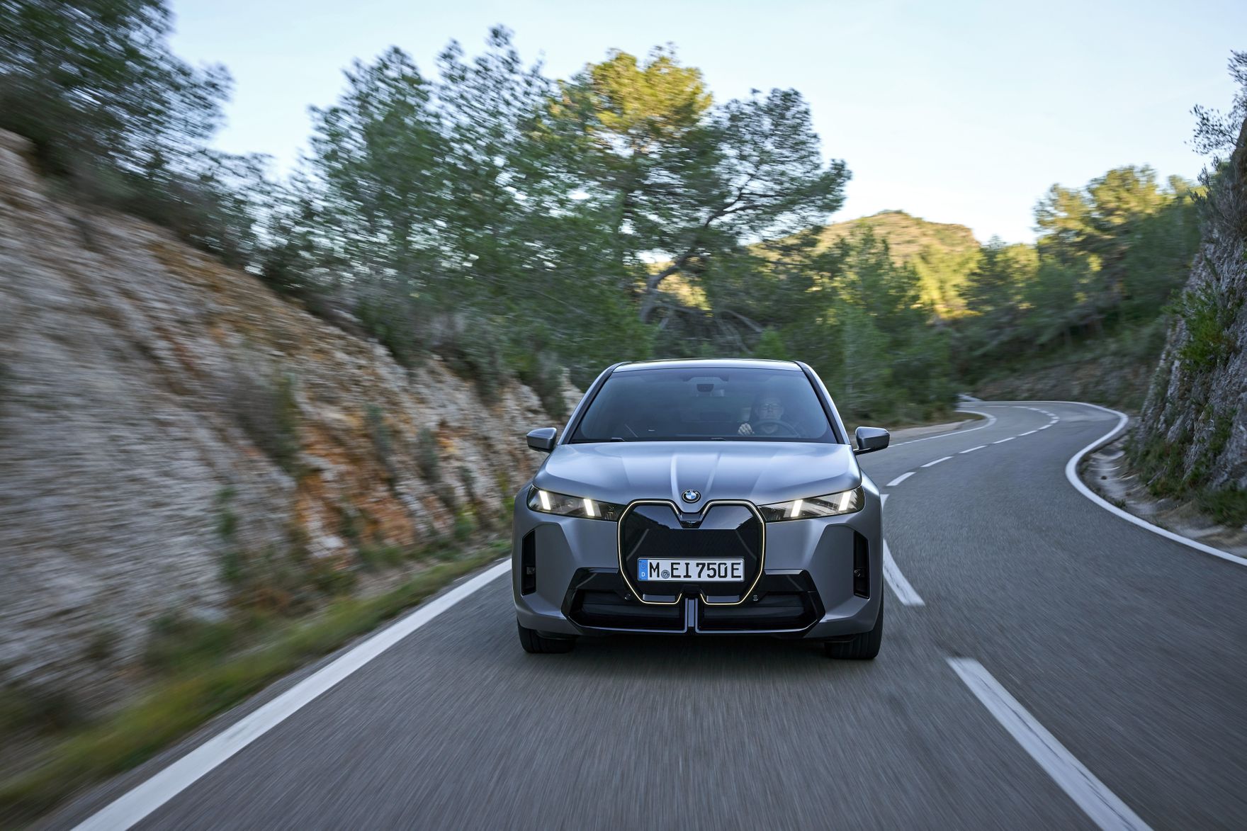 BMW iX to rewolucyjny SAV z przyszłości. Nadjeżdża prawdziwy HIT!