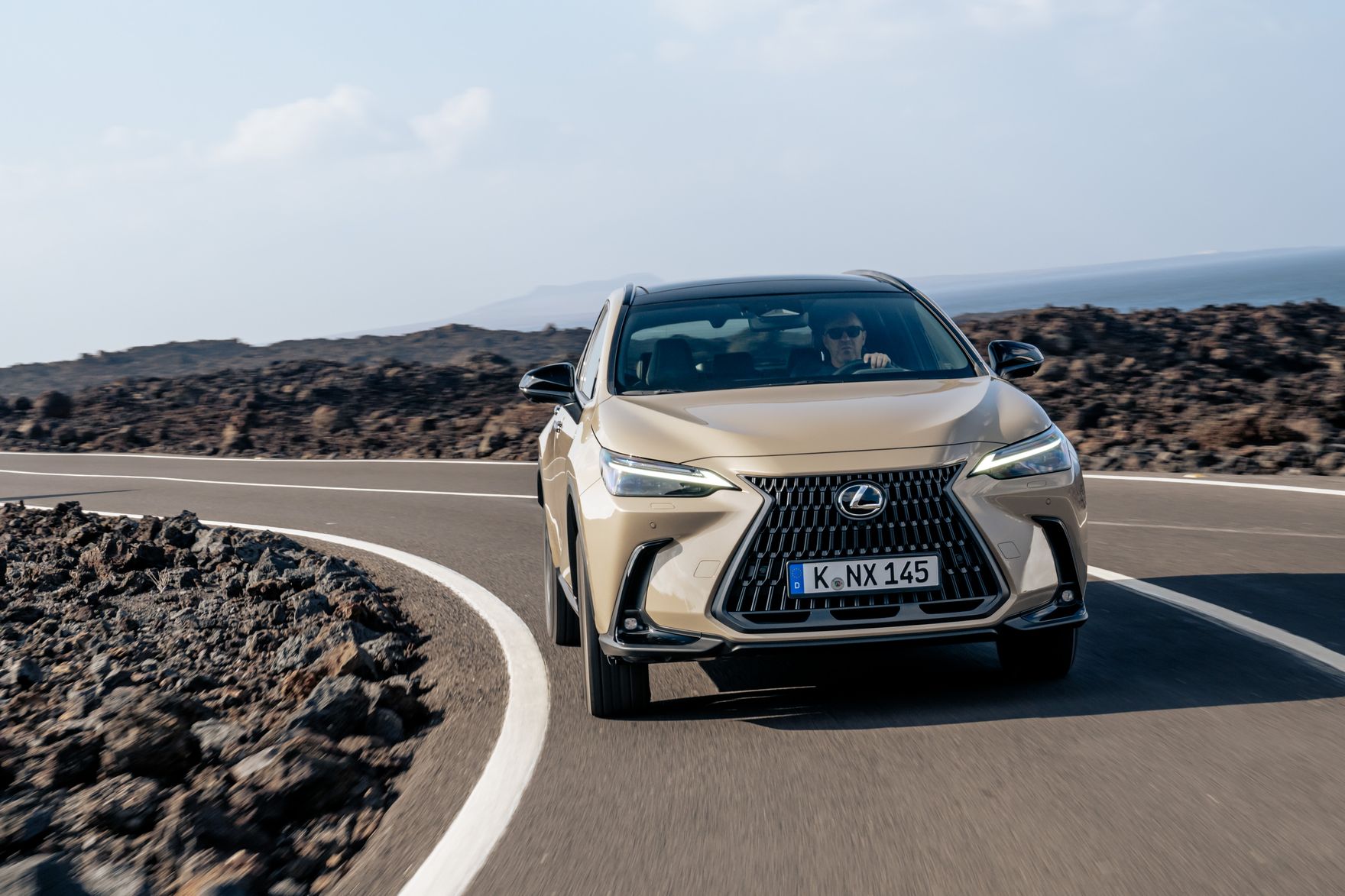 Zdjęcie - lexus nx to prawdziwy król nowoczesnych technologii i designu. robi furorę w segmencie aut premium!