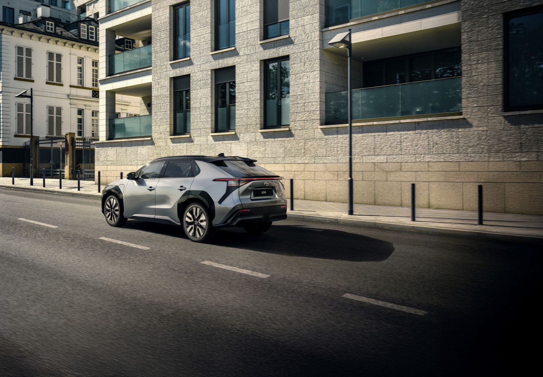 Nowa Toyota bZ4X. Elektryczny SUV z zasięgiem do 569 km i mocą do 343 KM