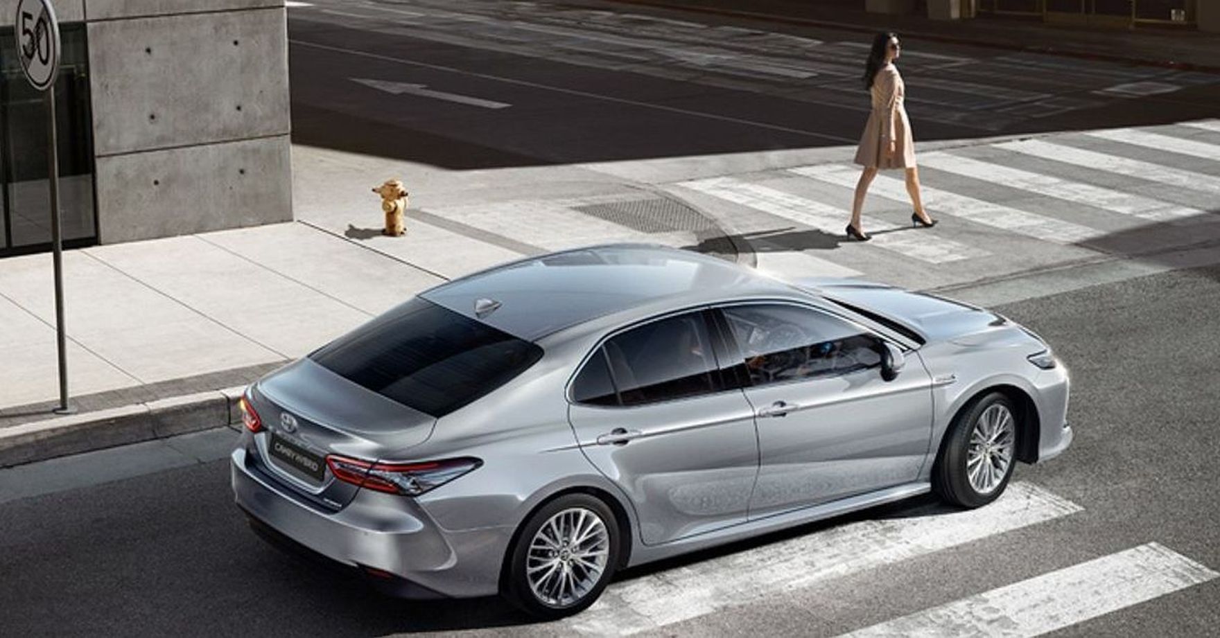 Powrót japońskiej legendy - na co stać nową Toyotę Camry? Sprawdź ofertę!