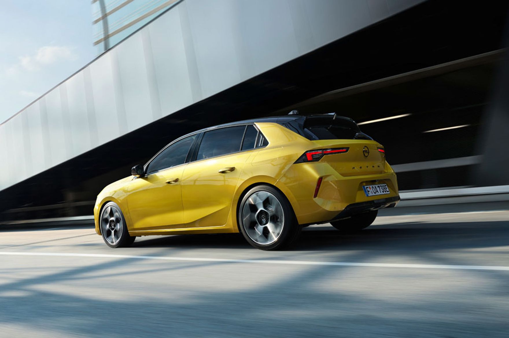 Opel Astra Plug-in Hybrid to rewolucja w świecie kompaktów. Łączy sportowe  osiągi i ekologiczny napęd