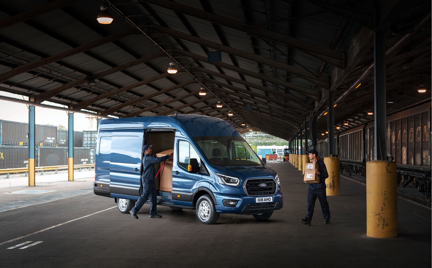 Ford Transit od 99 900 zł netto. Dostawczak, który pomaga firmie pracować wydajniej