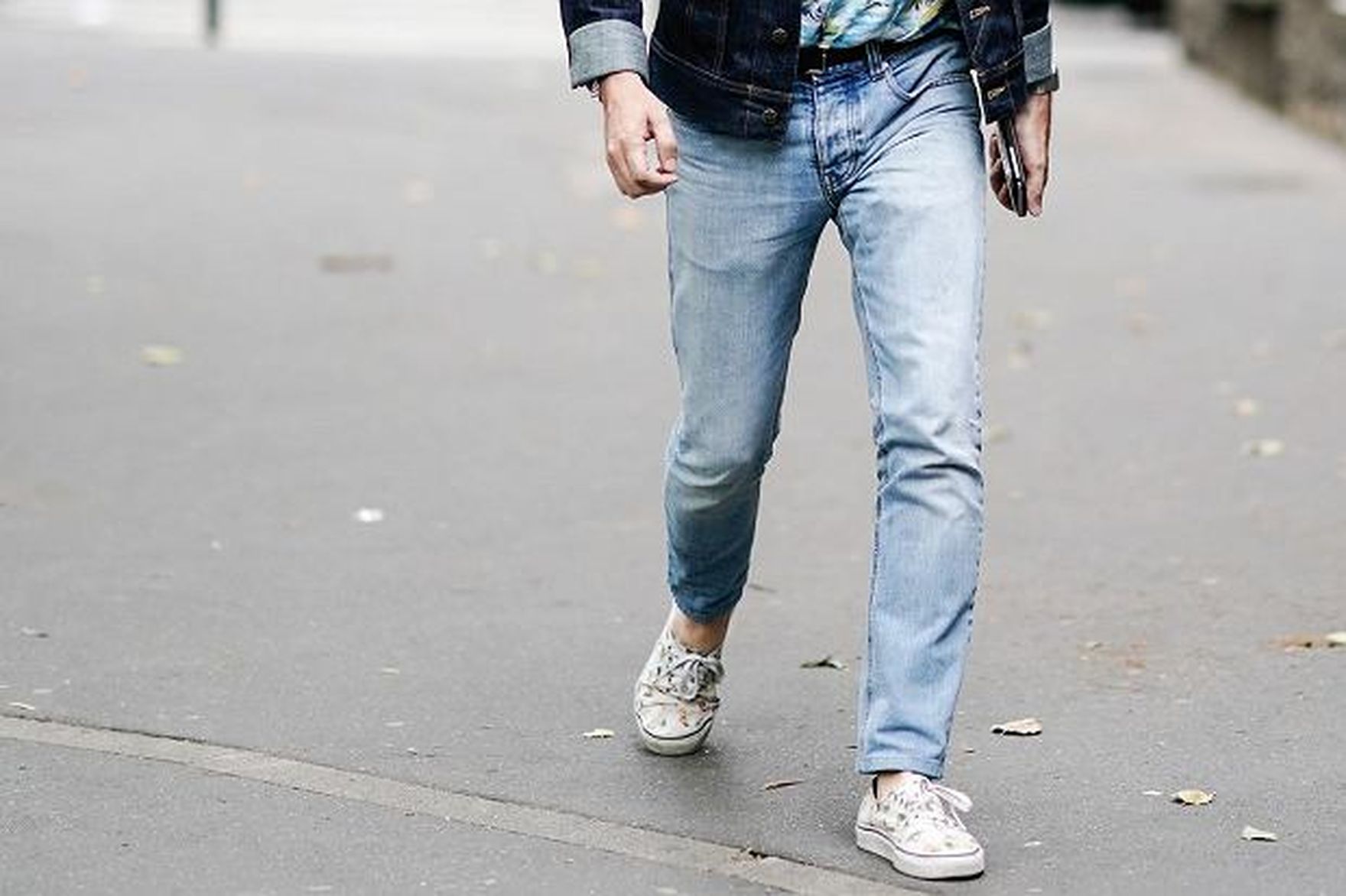 Mężczyźni uwielbiają te kroje jeansów! Są ponadczasowe, a sylwetka wygląda świetnie