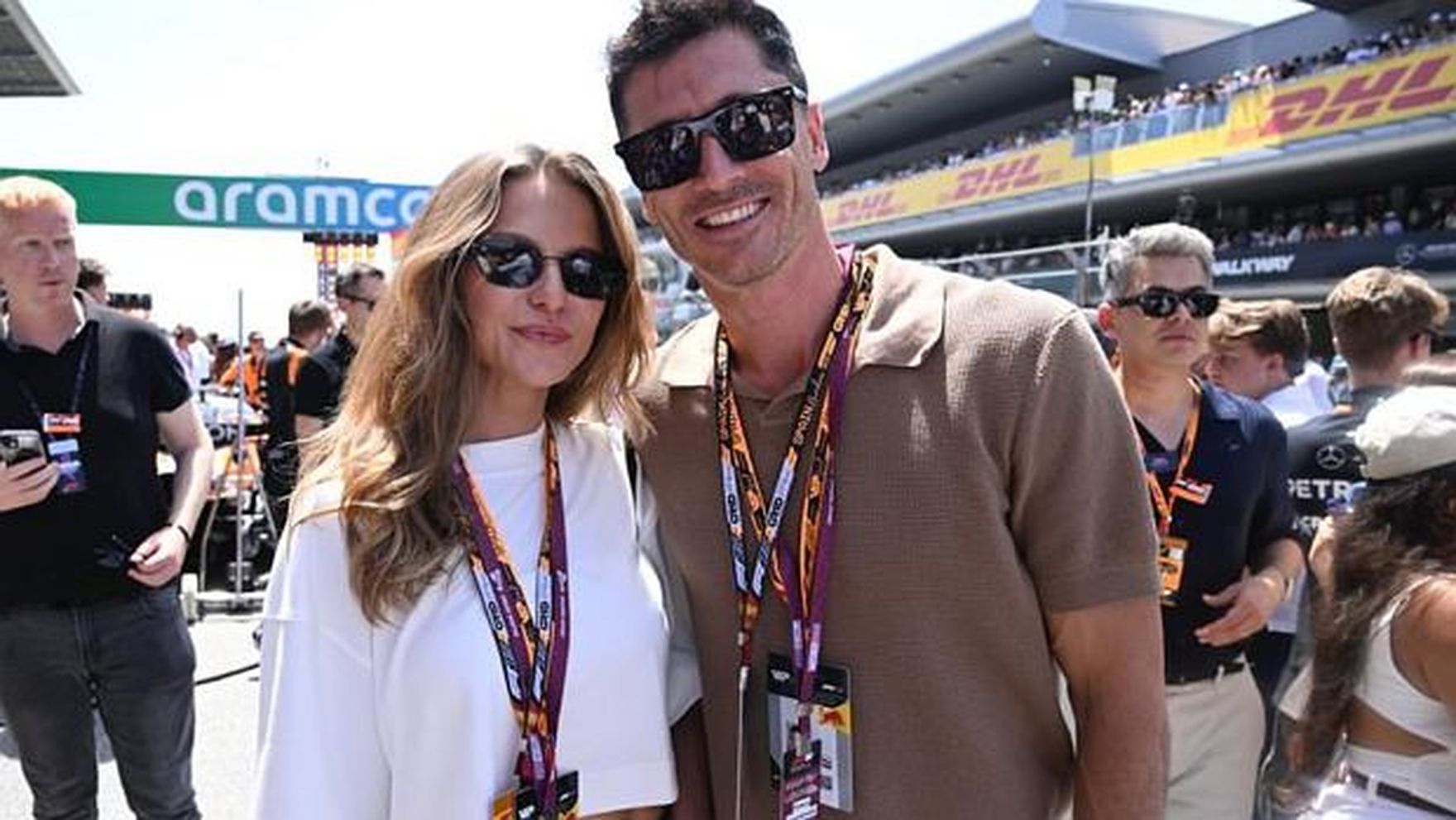 Lewandowscy na Grand Prix Hiszpanii. "Less is more" to ich nowa definicja letniej elegancji
