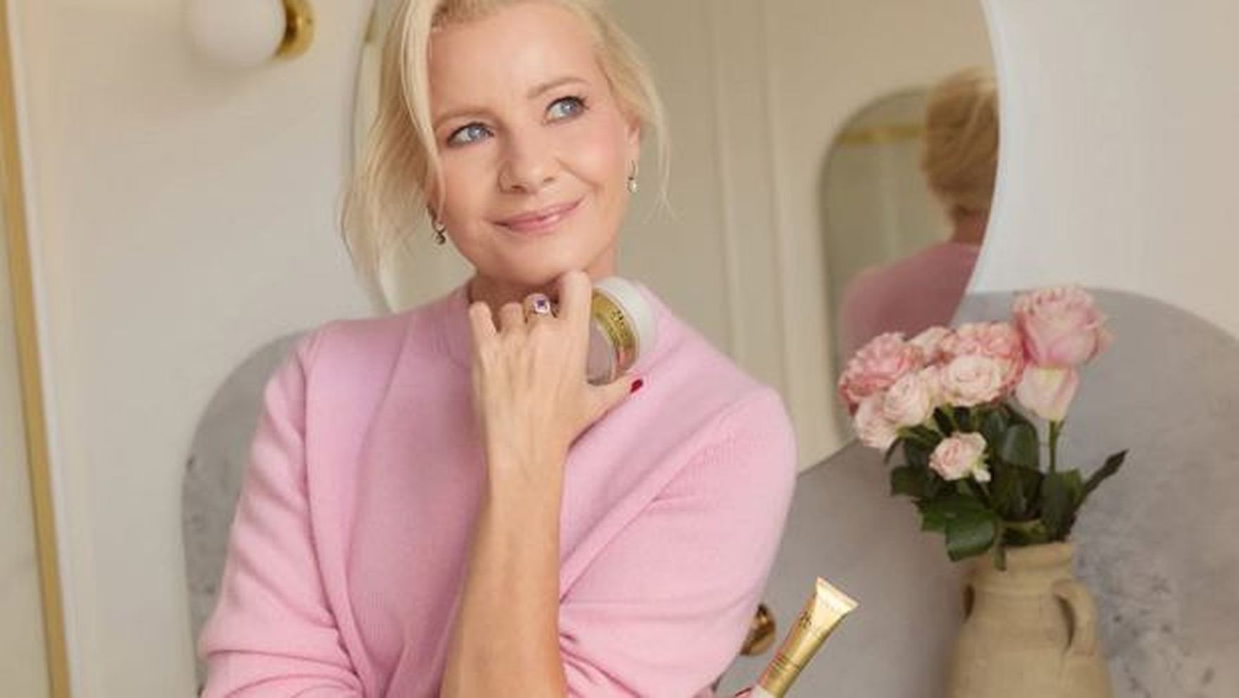 "Powder pink" to nowy must-have sezonu. Małgorzata Kożuchowska pokazuje, jak nosić go latem